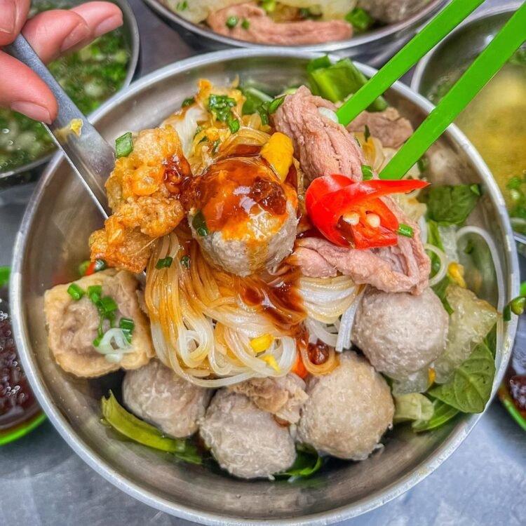 HỦ TIẾU TRỘN BÒ VIÊN

Thấy đông khách, ghé vào ăn thử, ngon nha, chất lượng nha....