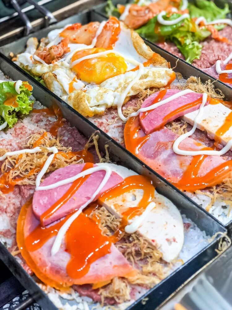 Độc đáo Cơm Cháy fastfood gần phố đi bộ Nguyễn Huệ hot rần rần hổm nay.

Cơm chấ...