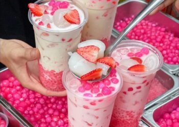 Thơm béo Dâu Dầm Sữa Dừa lạ lạ mà ngon lắm 

Một món nước với màu đỏ hồng xinh x...