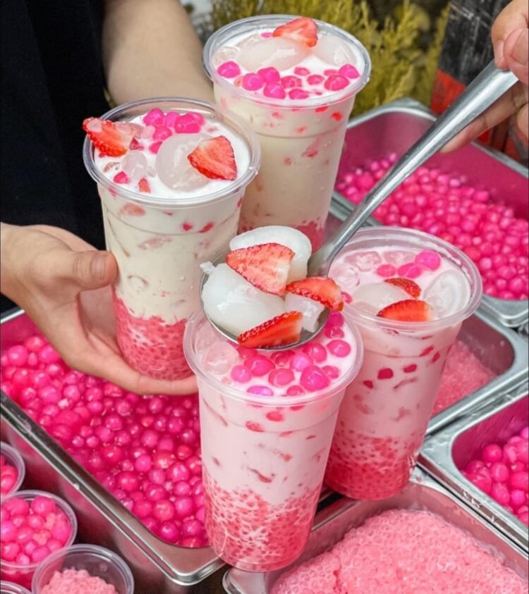 Thơm béo Dâu Dầm Sữa Dừa lạ lạ mà ngon lắm 

Một món nước với màu đỏ hồng xinh x...