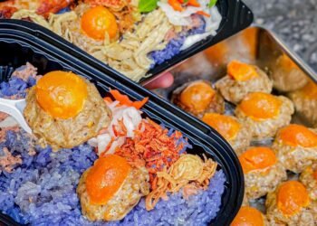 Say đắm quên lối về vs Xôi Đậu biếc Xíu mại Trứng muối 

Một chiếc Xôi có màu xa...