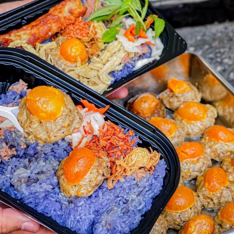 Say đắm quên lối về vs Xôi Đậu biếc Xíu mại Trứng muối
Một chiếc Xôi có màu xa...