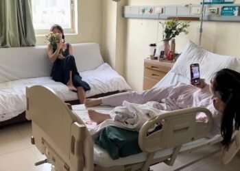 Nhỏ bạn thân khi đi thăm tôi bệnh 
 Kiểu