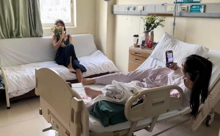 Nhỏ bạn thân khi đi thăm tôi bệnh 
 Kiểu