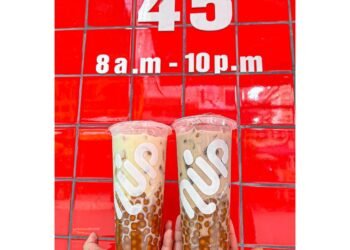 Chiếc quán trà sữa take away nhỏ nhỏ mới mở gần nhà , cũng xinh lắm  Giá dao độn...