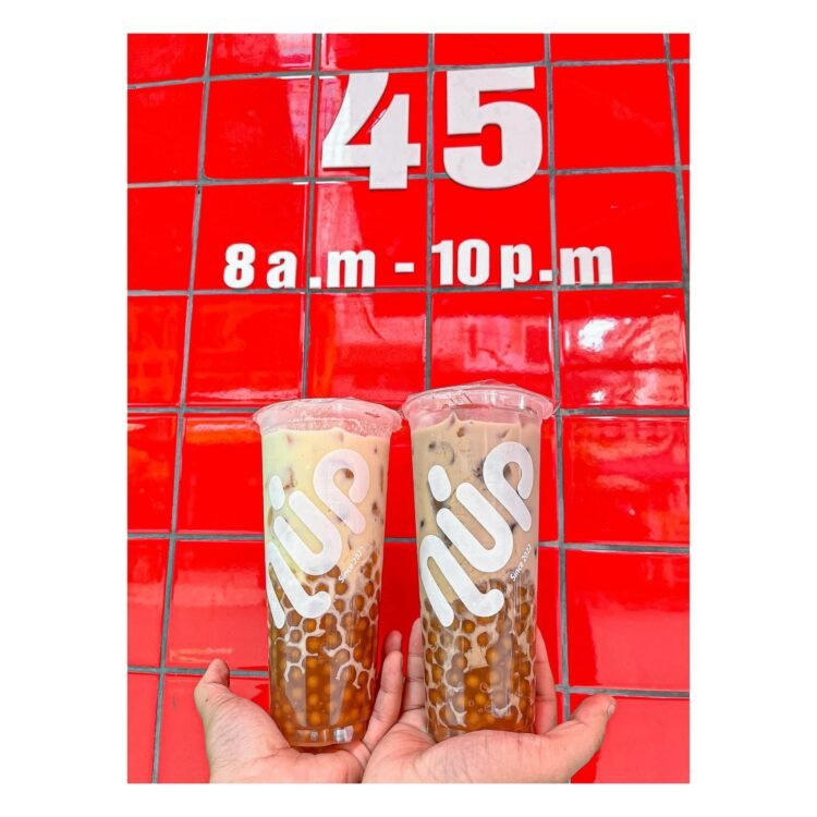 Chiếc quán trà sữa take away nhỏ nhỏ mới mở gần nhà , cũng xinh lắm  Giá dao độn...