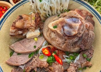 BÚN BÒ ĐẶC BIỆT VỚI CỤC GIÒ TO OẠCH MLEMM MLEM

Menu ở đây chủ yếu có bún bò với...
