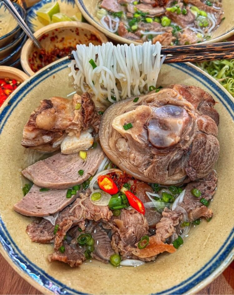 BÚN BÒ ĐẶC BIỆT VỚI CỤC GIÒ TO OẠCH MLEMM MLEM
Menu ở đây chủ yếu có bún bò với...