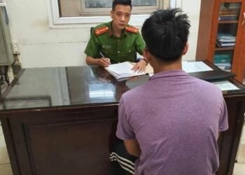 Thanh niên đeo kính sàm sở cô gái ở nhà xe hot nhất qua nay đã bị triệu tập.
 Đư...