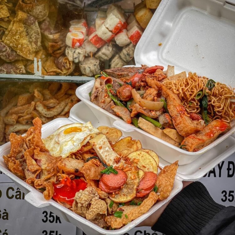 CƠM CHIÊN - MÌ XÀO NGẬP TOPPING giá rẻ giữa trung tâm Quận 1 

• Cơm Chiên Mì Xà...