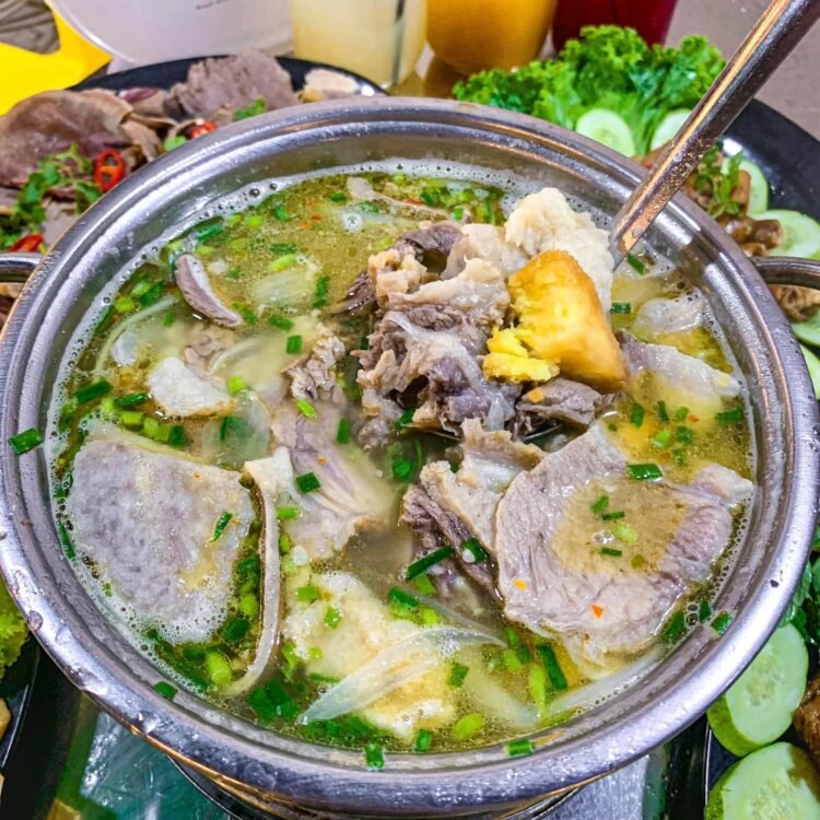 NỒI LẨU THỊT BÒA FULL TOPPING 250XU 3 NGƯỜI ĂN NO XỈU
Mình gọi nồi Lẩu Bò 250...