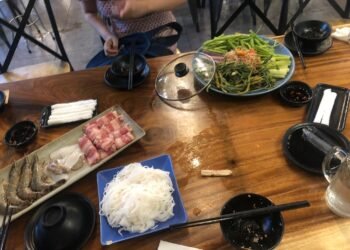 Mn ăn nhớ né quán bá gác nướng và lẩu lê quý đôn ra nha mn.
Chả là hm nay mình c...