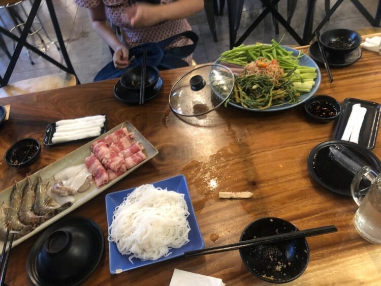 Mn ăn nhớ né quán bá gác nướng và lẩu lê quý đôn ra nha mn.
Chả là hm nay mình c...