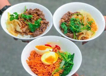 MỜ Ê MÊ TIỆM MÌ TRỘN TRỨNG LÒNG ĐÀO GÂY THƯƠNG NHỚ ĂN LÀ GHIỀN 

 Mỳ trứng lòng ...