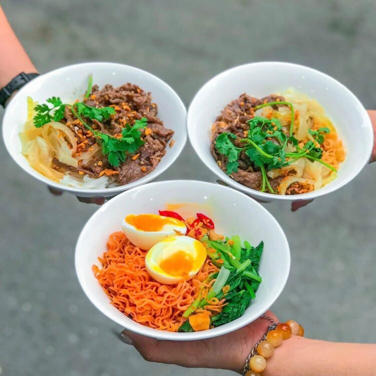 MỜ Ê MÊ TIỆM MÌ TRỘN TRỨNG LÒNG ĐÀO GÂY THƯƠNG NHỚ ĂN LÀ GHIỀN
Mỳ trứng lòng ...