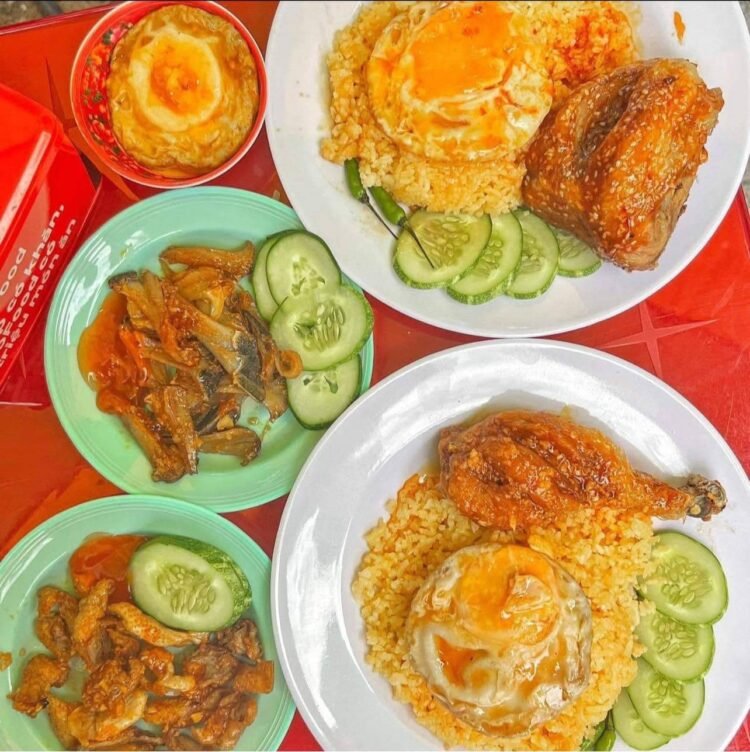 Hôm nay mình sẽ giới thiệu 1 quán cơm gà trong hẻm ở đường Phạm Văn Chiêu khá l...