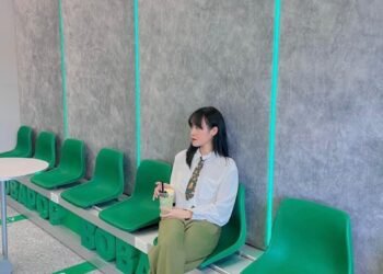 Các bạn ơi, vừa mê xanh lá mà vừa mê chiếc trà sữa với chú cún mặt xệ cưng xỉu ...