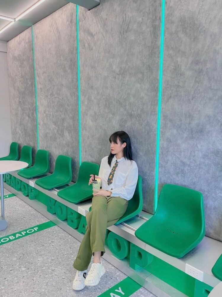 Các bạn ơi, vừa mê xanh lá mà vừa mê chiếc trà sữa với chú cún mặt xệ cưng xỉu ...