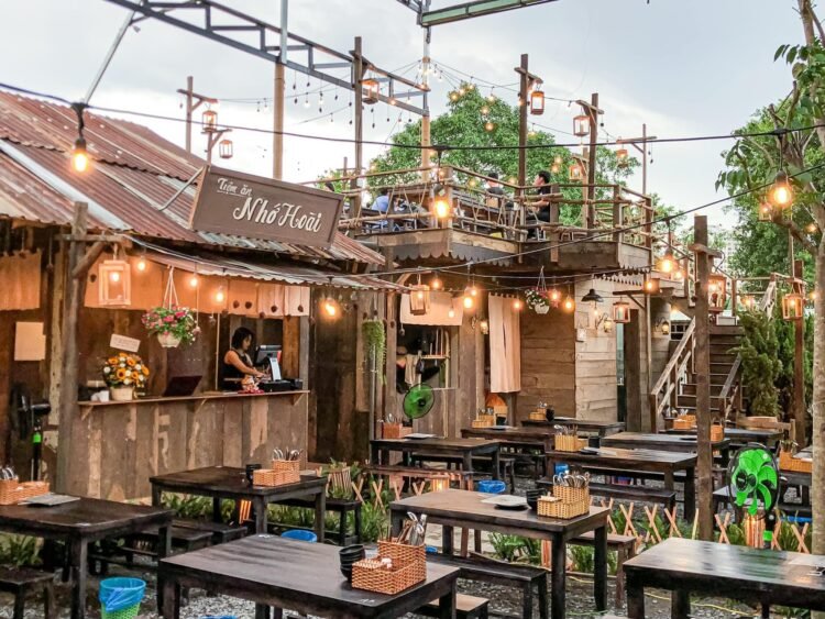 CÓ MỘT TIỆM ĐỒ NƯỚNG MANG KHÔNG KHÍ ĐÀ LẠT VỀ SÀI GÒN .
Giờ mà thèm Đà Lạt quá ...