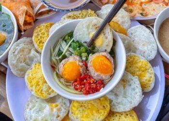 Đà Lạt Bên Hông Sài Gòn 

Lâu rồi không đi Đà Lạt thèm bánh căn ghê, đồ ăn đây g...