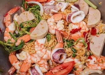 CÔNG THỨC GỎI HẢI SẢN MÌ CHUA CAY THÁI LAN 
Đêm khuya đói bụng mà muốn có 1 bữa...