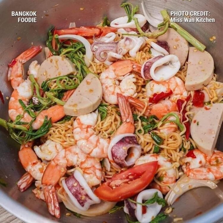 CÔNG THỨC GỎI HẢI SẢN MÌ CHUA CAY THÁI LAN
Đêm khuya đói bụng mà muốn có 1 bữa...