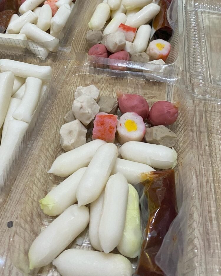 Set TOKBOKKI bên tiệm có 2 loại: 

 Truyền thống: 35k 
 Nhân phô mai: 40k 

Tron...