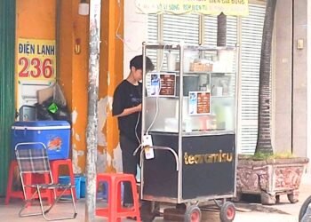 Hôm trước lướt FB thấy bài viết về xe trà sữa ở Hoà Hảo, thế là chiều lấy xe chạ...