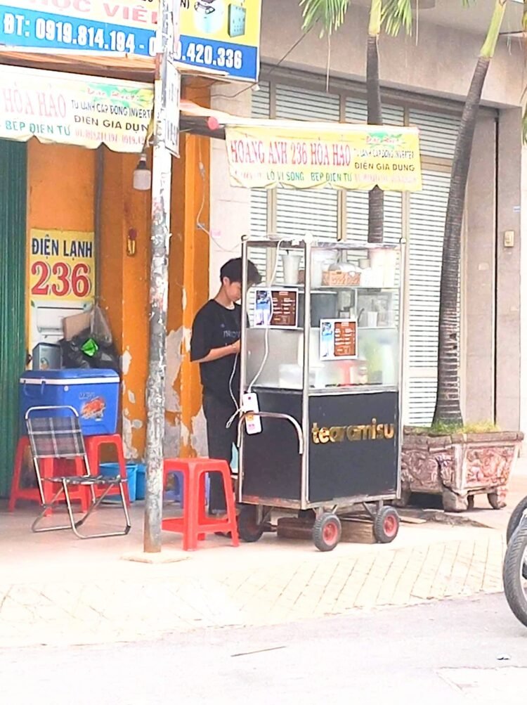 Hôm trước lướt FB thấy bài viết về xe trà sữa ở Hoà Hảo, thế là chiều lấy xe chạ...