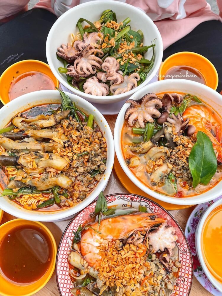 MÌ ỐC HẾN DÌ LAN CHÍNH GỐC QUẬN 4 NGON - RẺ MỜI BẠN ĂN NHA =))))))))
Mì Ốc H...