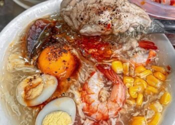 Soup cua có tôm, trứng bắc thảo, bắp, trứng cút...ăn đúng xịn sò luôn ak, đáng t...