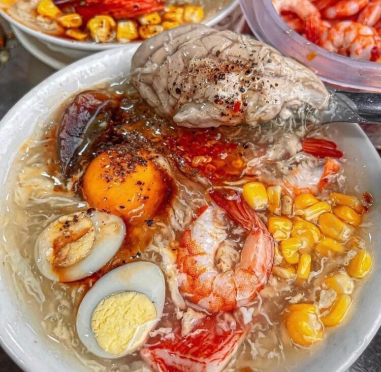 Soup cua có tôm, trứng bắc thảo, bắp, trứng cút...ăn đúng xịn sò luôn ak, đáng t...