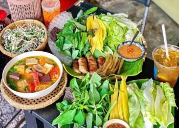 Nem Nướng Cô Đài - Đơn Dương 

Đi Ăn Chục Lần rồi mà thấy Cô làm cực quá , trúng...