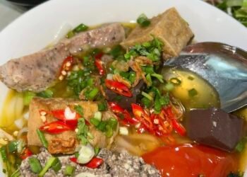 Bún riêu cua đồng nhiều topping và nước lèo số 102 ăn mà ghiền thiệt á   Các bạn...