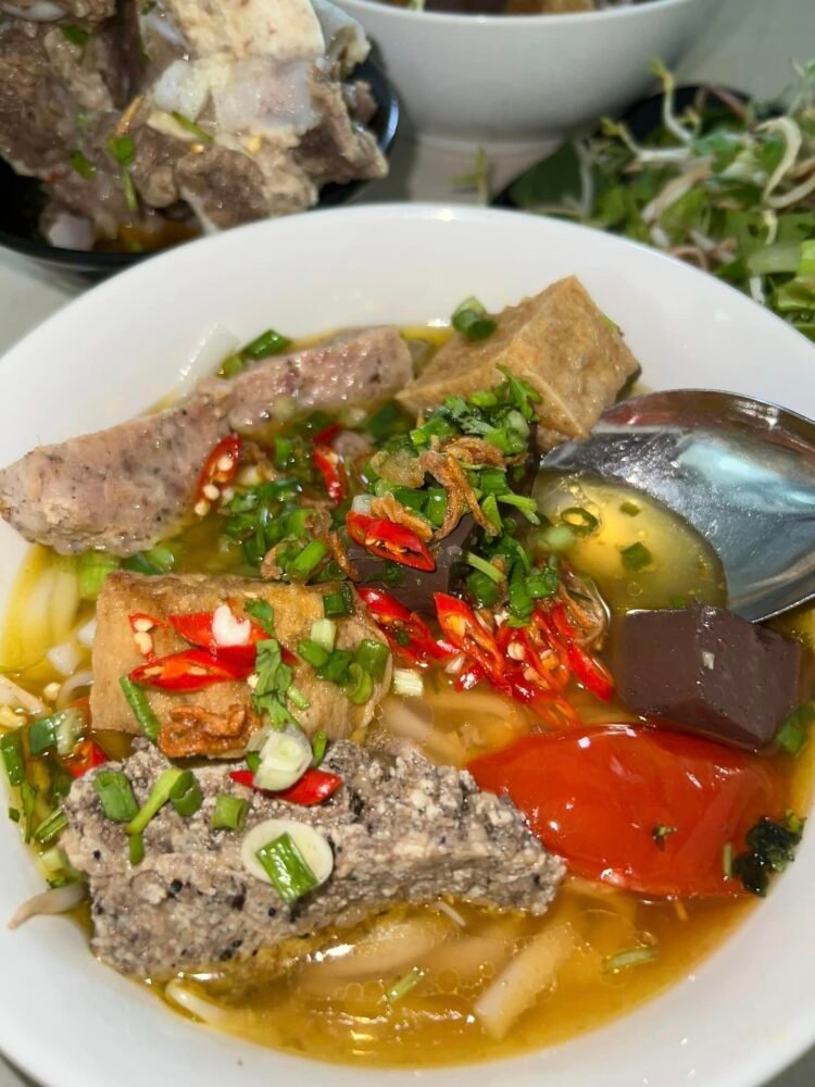 Bún riêu cua đồng nhiều topping và nước lèo số 102 ăn mà ghiền thiệt á   Các bạn...