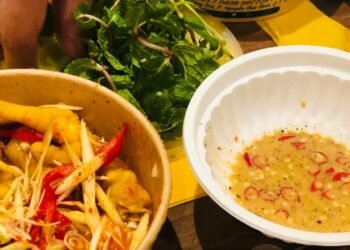 Góc dành cho fan cứng của CHÂN GÀ ngay tại Q1!!! Mình đã thử Chân gà rang muối v...