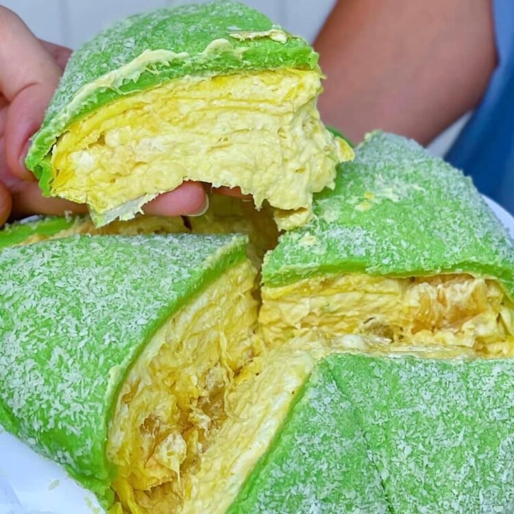BÁNH CREPE PHÚ SĨ NGÀN LỚP 99% NHÂN SẦU RIÊNG TƯƠI NGUYÊN CHẤTBạn đã thử chưa

L...