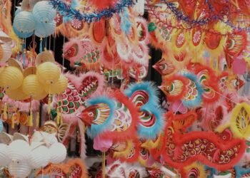 Rì viu phố lồng đèn đường Lương Nhữ Học quận 5 ... tầm 4h giờ các cửa hàng bày b...