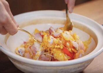 Cách nấu mì quảng gà ngon đậm đà đúng vị miền Trung

Mì quảng gà là một món ăn b...