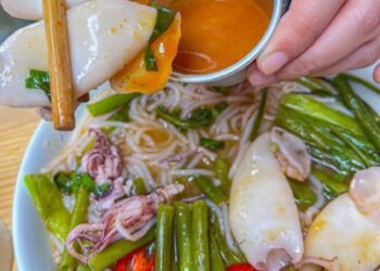 Chiều Chiều Ra Đứng Ngõ Sau - Dọt Qua Hú Nhỏ Bồ Ăn Bún Tomyum 

Có ai giống tui...