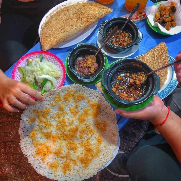 Tự nhiên thèm CƠM CHÁY KHO QUẸT quá trời 
•••
Hơn 9H tối, nổi cơn thèm cái nồi k...