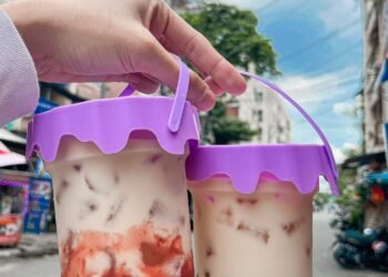 Quán trà sữa yêu thích của mình mới ra Trà Sữa Xô xinh quớ 

Thiệt luôn , ai thí...