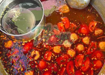 Dân dã hàng bún riêu tôm cục riêu to "nín thở", khách ăn tấp nập dù bán ngoài vỉ...