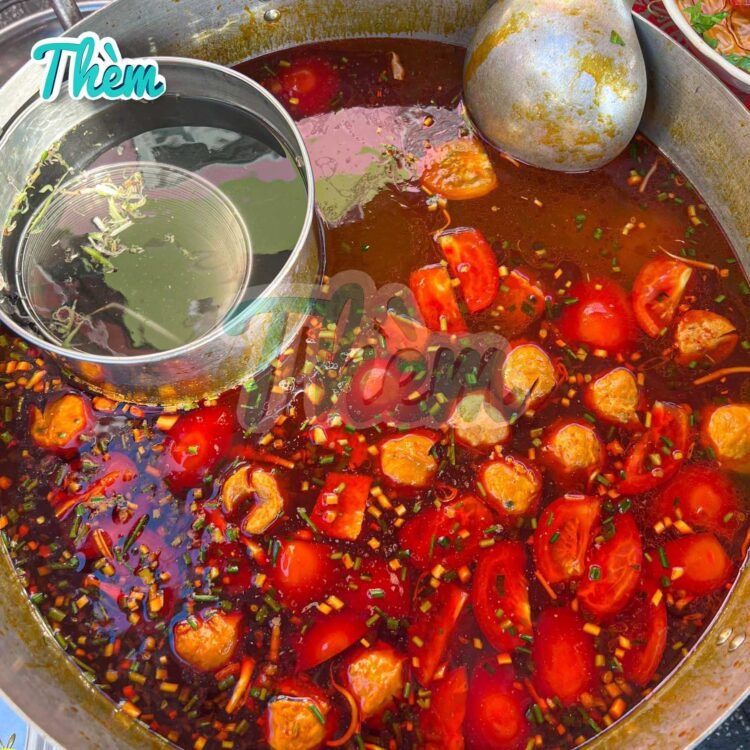 Dân dã hàng bún riêu tôm cục riêu to "nín thở", khách ăn tấp nập dù bán ngoài vỉ...