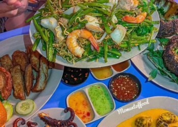 Đi Ăn Ốc Nhưng Lại Mê Mẩn Quầy Buffet Nước Chấm Siêu Mlem 

Tính ra quán này tu...