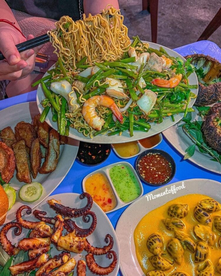 Đi Ăn Ốc Nhưng Lại Mê Mẩn Quầy Buffet Nước Chấm Siêu Mlem 

Tính ra quán này tu...
