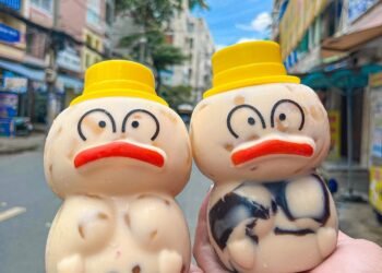 Bình vịt mỏ trề cưng quá chời mấy má =)))))  Bình vịt là 15k nha , mua kèm nước ...