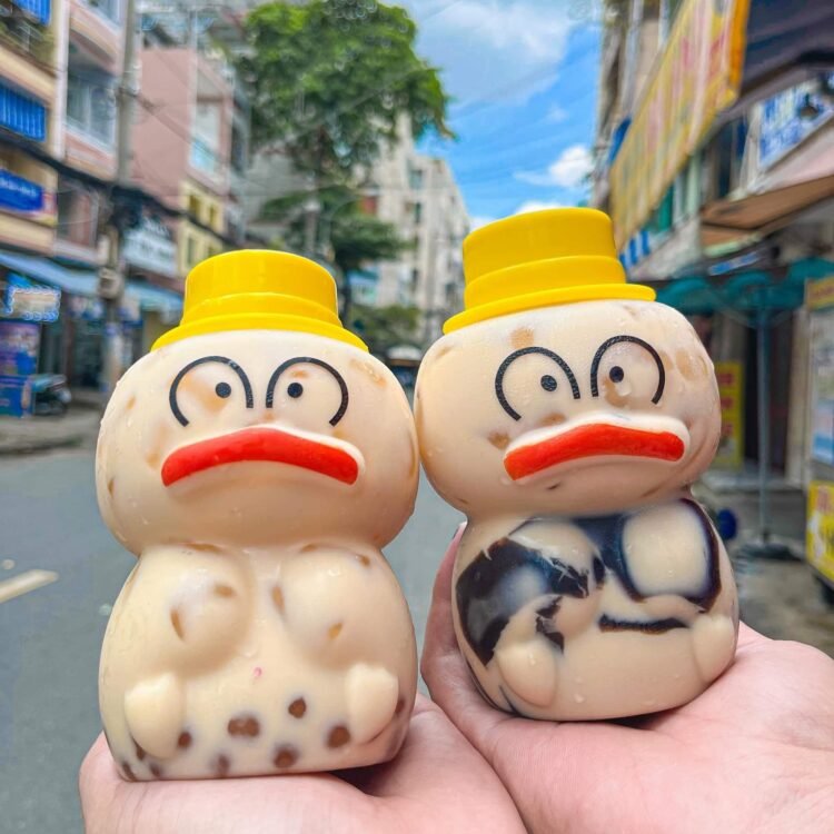 Bình vịt mỏ trề cưng quá chời mấy má =)))))  Bình vịt là 15k nha , mua kèm nước ...