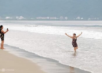 Nhiều người lướt ván, tắm biển tại Đà Nẵng trước tin bão Noru.  Sáng 27/9, nhiề...