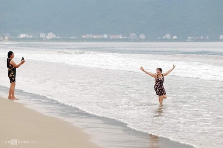 Nhiều người lướt ván, tắm biển tại Đà Nẵng trước tin bão Noru.  Sáng 27/9, nhiề...